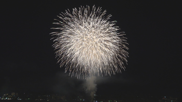 山梨県・河口湖の冬花火始まる