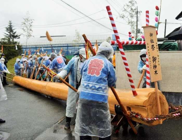 南ア・諏訪神社で御柱祭り