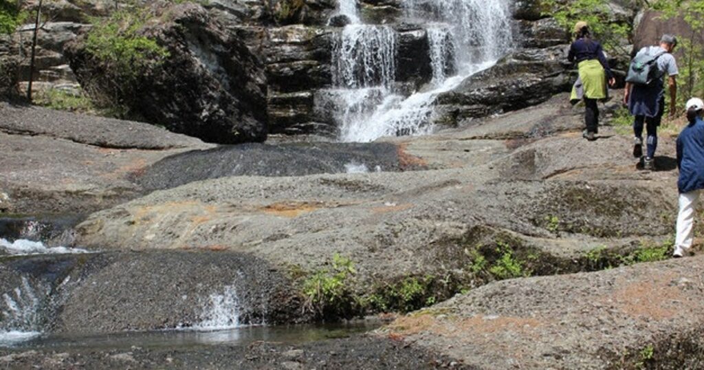 涼を求めて「神鈴の滝」　登山者らの憩いの場に　山梨