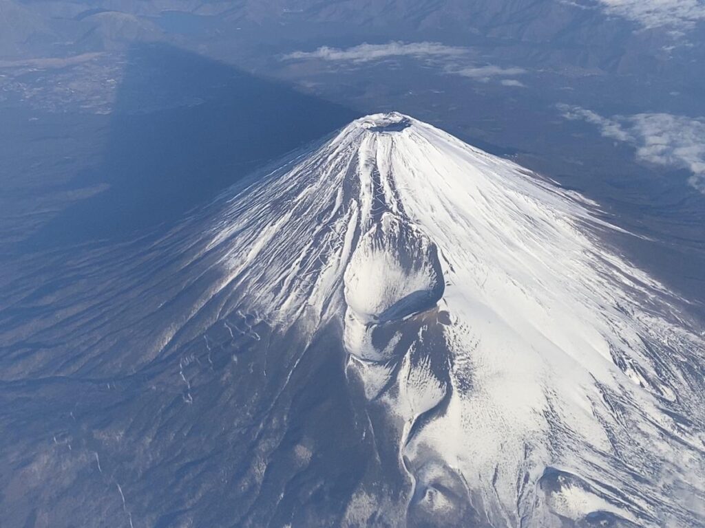 富士山経済新聞
東京発着のヘリ遊覧に「富士山ぐるっと1周遊覧」プラン　120分貸切で提供