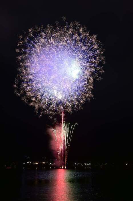 １万発の花火 河口湖の夜空を彩る