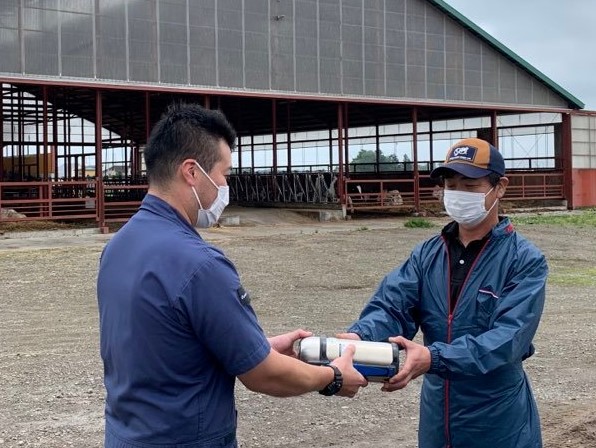 世界初、北海道上士幌町でドローンを活用した「空飛ぶ牛の受精卵」移植実証に成功