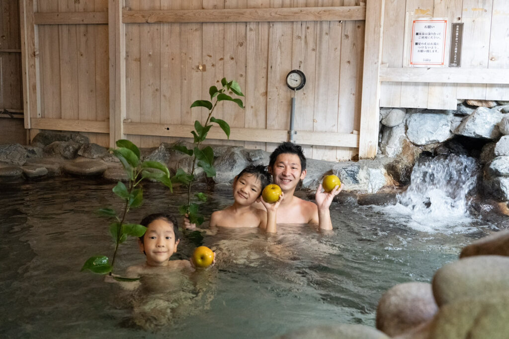 昭和レトロな温泉銭湯 玉川温泉にて、埼玉・東松山産の「傷あり梨」を使った梨風呂を開催