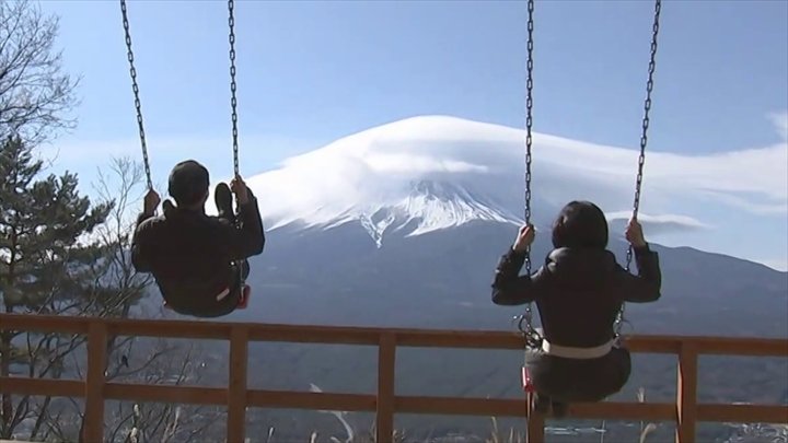 「最高～！」　標高約1080ｍから目の前の富士山に向かって漕ぐブランコが大人気