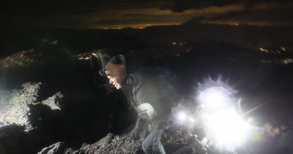 富士山が山開き　山頂は荒天、途中で引き返す登山客も