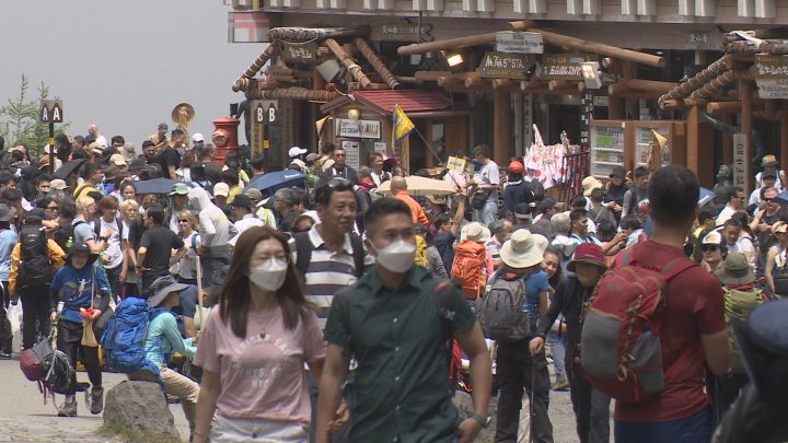 「戻ってきたのを実感」富士山など観光地にぎわう　5類移行後の夏の３連休最終日　山梨　