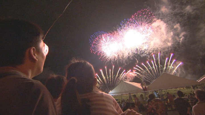 神明の花火　2万発の花火　夜空の大輪に観客からは歓声　4年ぶりに通常開催