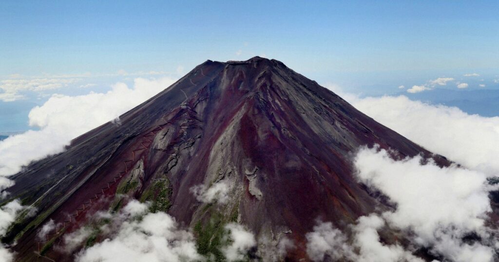 富士山登山鉄道構想発表2年　「環境守る」知事と市長、議論再燃