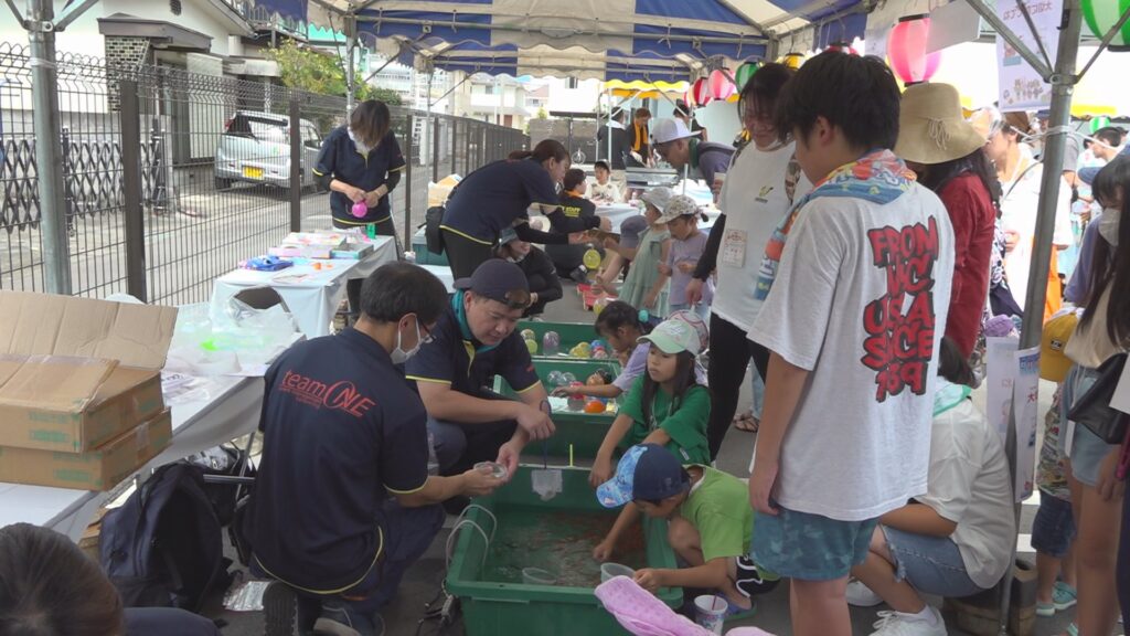 大勢の家族連れで賑わう　ジュエリーの製造・販売を行う会社で秋祭り