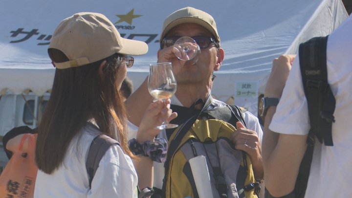 地元特産のワインや食事を楽しむ　「かつぬまぶどうまつり」賑わう