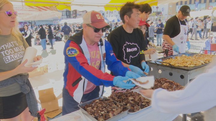 4年ぶり開催　ベーコンフェスティバル　大食い対決も