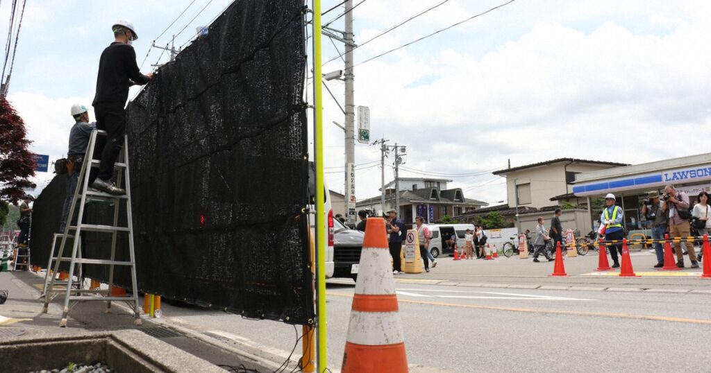 富士山撮影スポットに黒い幕設置　外国人観光客対策で異例措置