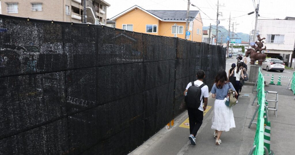 富士山ローソンの目隠し幕「黒だとイメージが…」　設置の経緯明かす