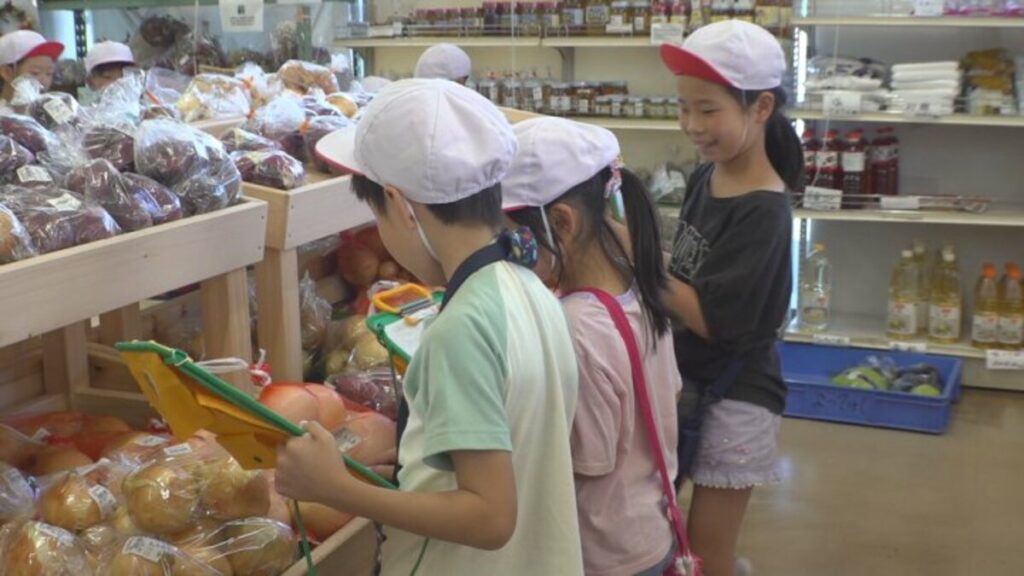 「野菜、果物、土を勉強できた」児童が農産物直売所を見学　地元の特産を学ぶ