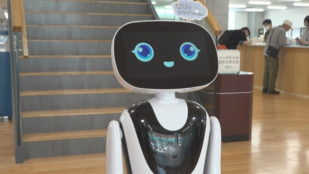 業務効率化と人手不足解消に一役　富士川町役場で自走型AI案内ロボットお披露目