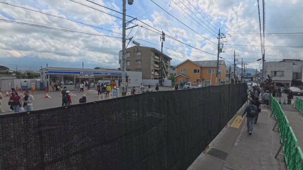 富士山×コンビニ　撮影防ぐ黒い幕の一部が破かれる　たてに約10㎝　より頑丈な素材に変更へ