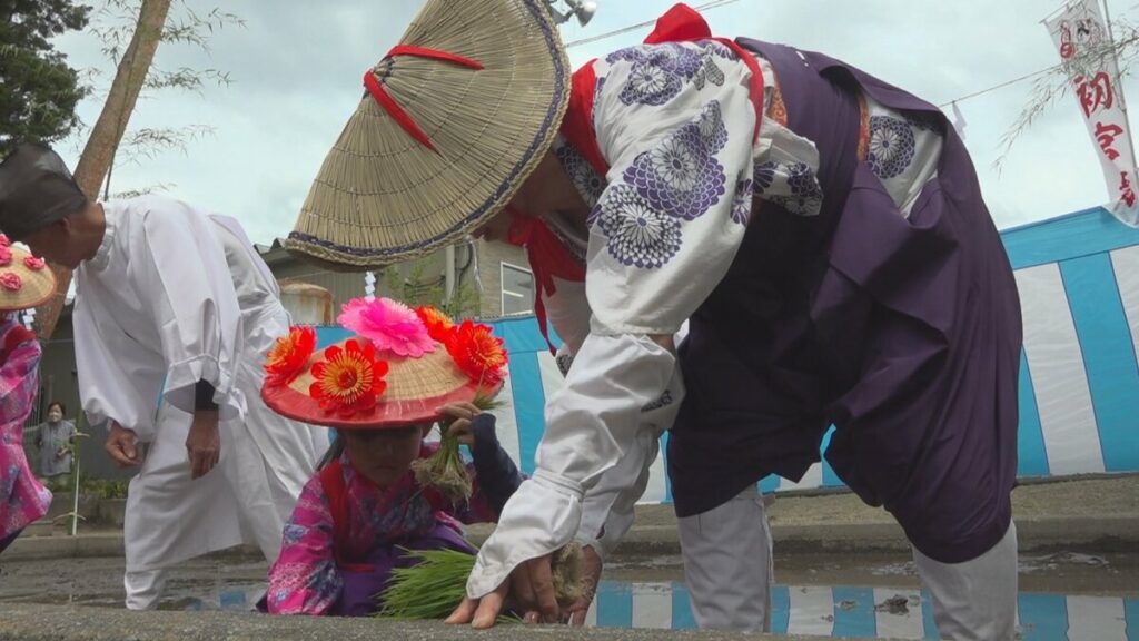 五穀豊穣願い　甲府・住吉神社で伝統神事　早乙女の衣装を身にまとい田植え