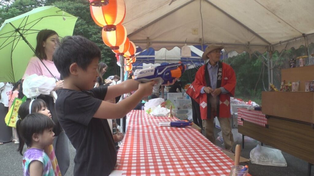 清里丘の公園夏祭り賑わう　焼きそばや射的など大勢の子どもたちが楽しむ