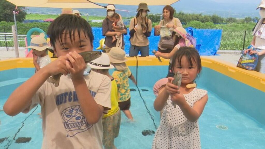 ニジマスつかみ取りや夏野菜の収穫を体験　親子で交流　子育て支援イベント