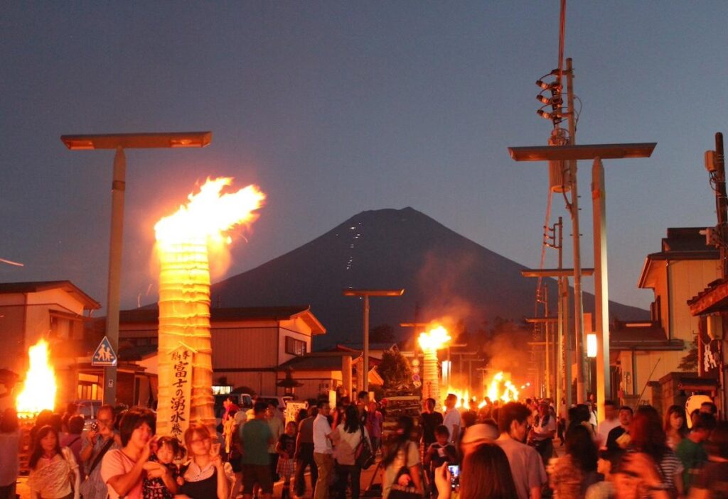 富士山経済新聞
富士吉田で日本三奇祭「吉田の火祭り」　「すすき祭り」も