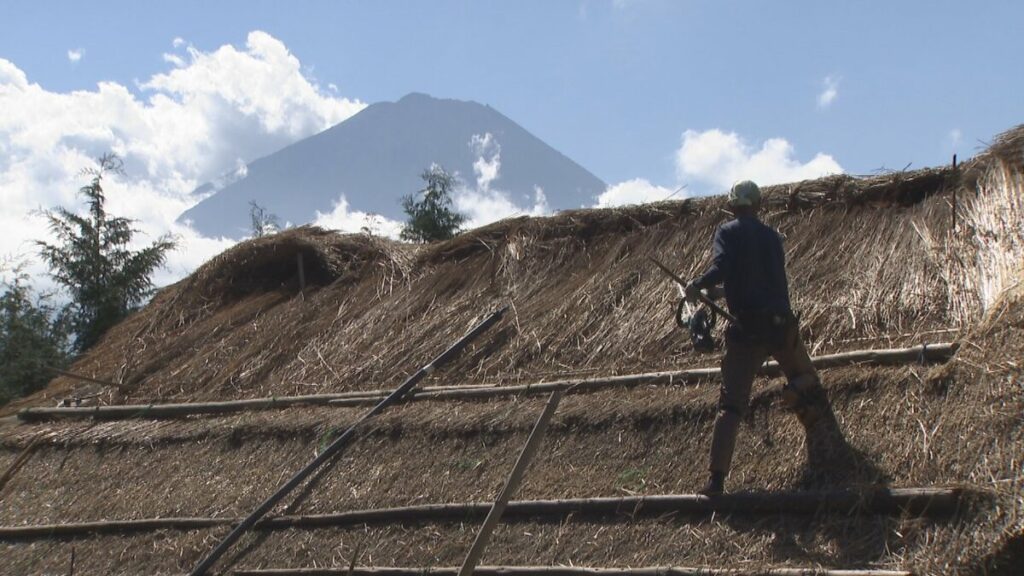 数十年に一度の化粧直し　茅葺き屋根の葺き替え作業　西湖いやしの里根場　山梨