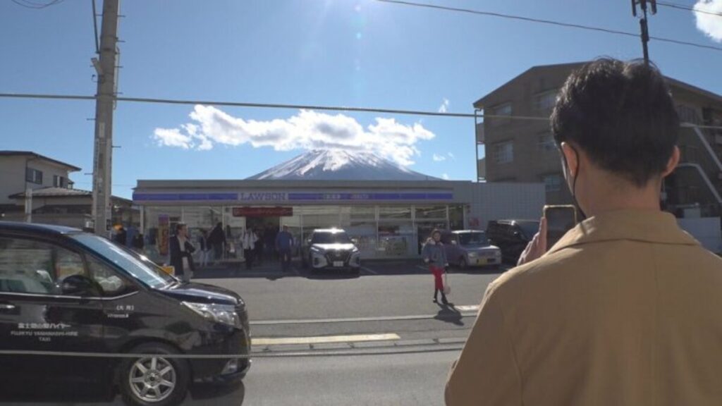 コンビニ富士山　店前の歩道沿いに高さ80㎝、幅3ｍの柵2つ設置へ　マナー違反が後を絶たず強硬策に