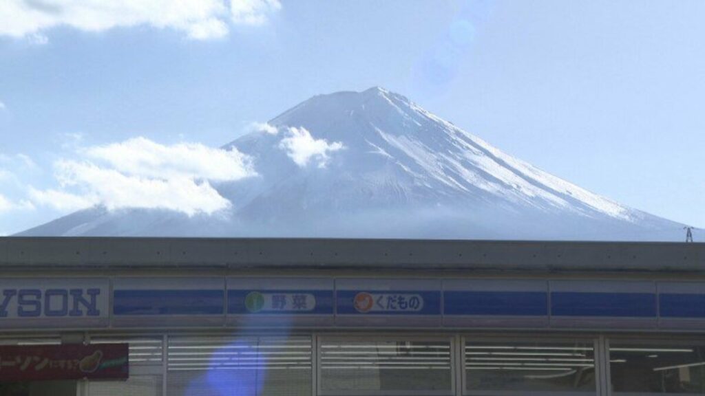 新語・流行語大賞は「ふてほど」　「コンビニ富士山」はトップ10入りならず　話題のコンビニ前にはきょうも外国人観光客