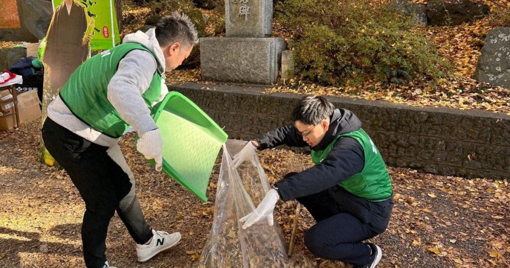 伊藤園社員ら、富士山観光スポットで清掃活動　「景観守れうれしい」