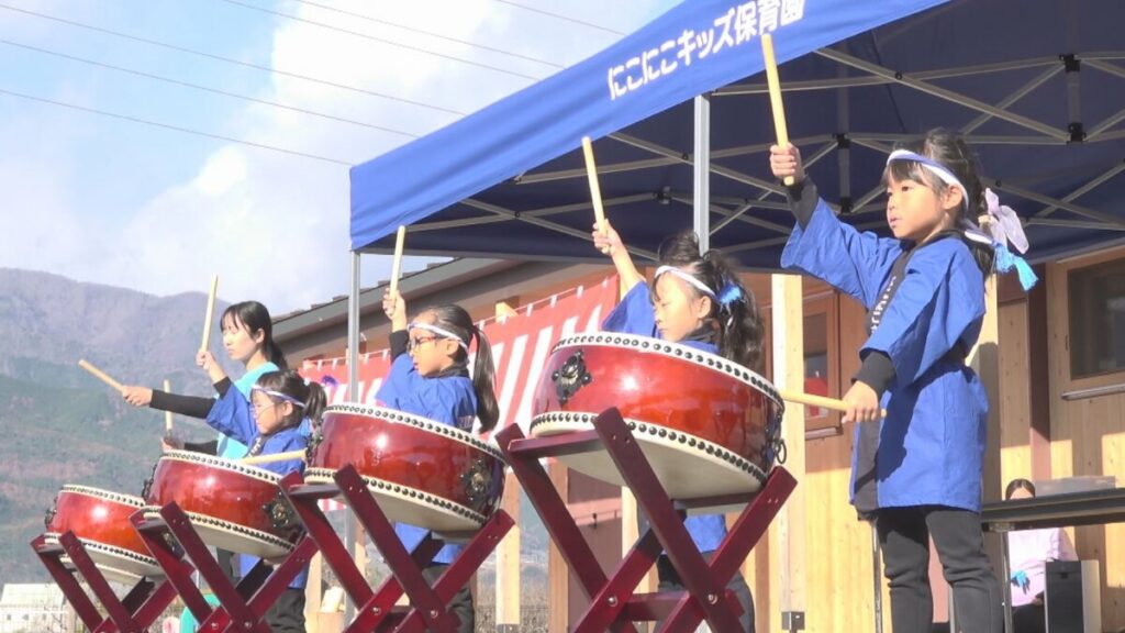 　子どもたちによる和太鼓演奏やもちつき体験　子育て支援イベント