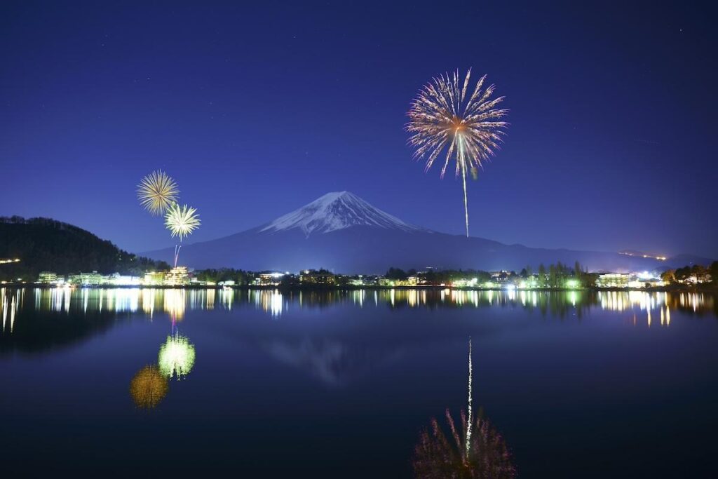 富士山経済新聞
河口湖で10日間にわたり花火打ち上げ　湖面に映る逆さ花火も