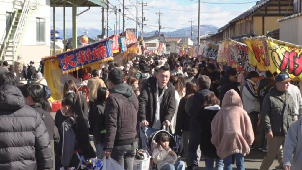 甲府盆地に春呼ぶ祭り「十日市」賑わう　だるまや手作りの杵や臼など縁起物を販売　