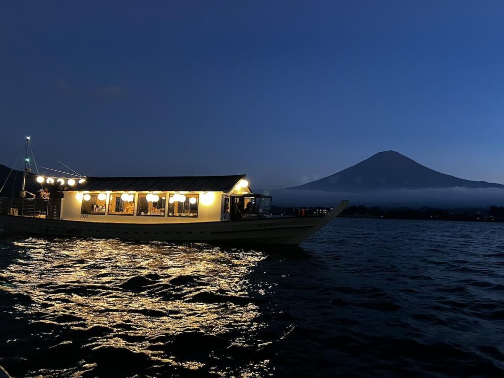 富士山経済新聞
河口湖で天ぷらディナークルーズ 富士吉田市の天ぷら店とコラボ