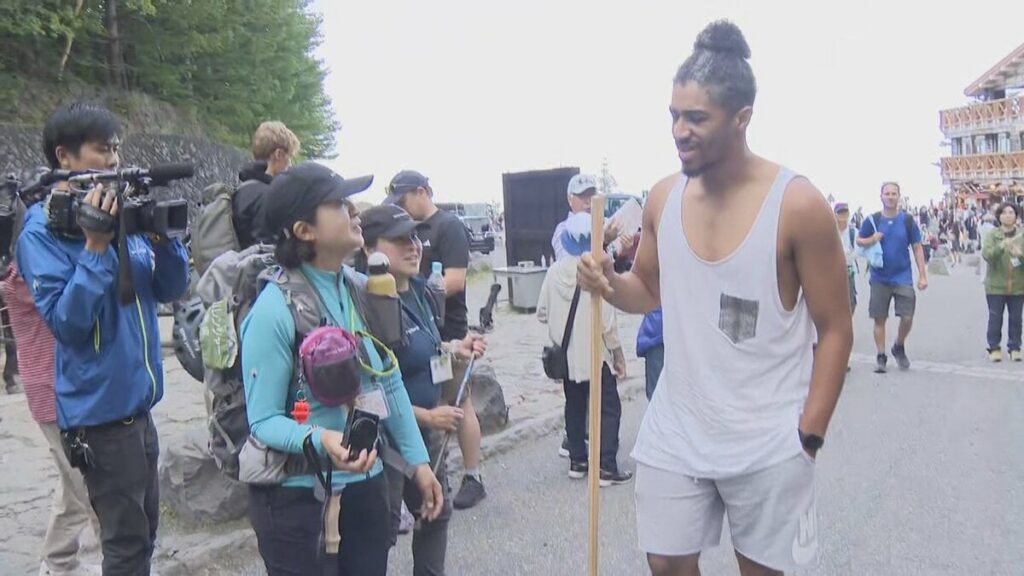 タンクトップ姿やキャリーケース引く外国人をゲート前で説得　登山規制2年目の富士山　今年は5合目での軽装登山者の対策を強化　山梨
