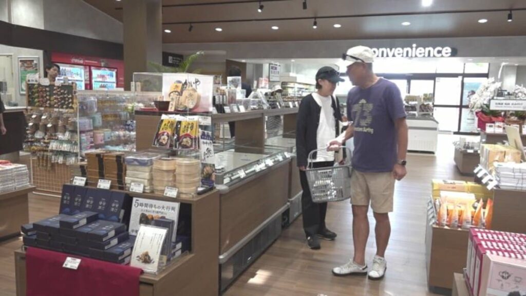 中央道・双葉SA(下り線) ショッピングコーナーがリニューアル 赤富士イメージのメロンパンや定番土産など 山梨