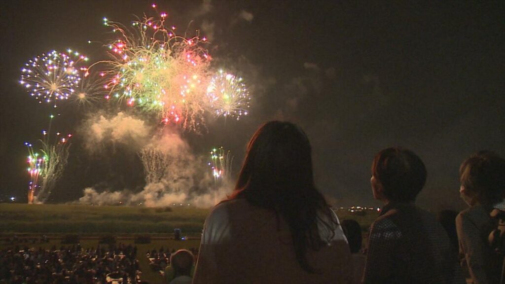 山梨の夏の風物詩“神明の花火” 花火の製造も運営資金も物価高騰が課題 ビールを飲んで支援