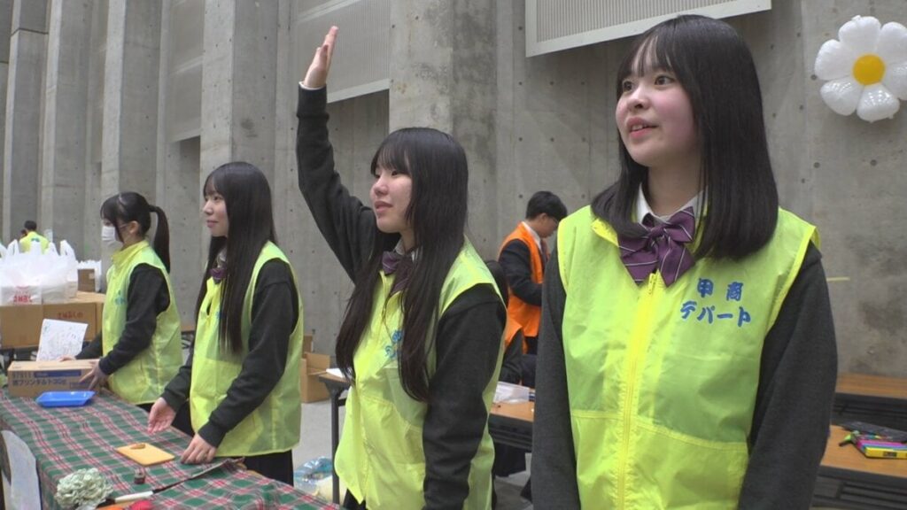 訪れた人に商品の良さをアピール　生徒が仕入れから販売まで行う恒例の「甲商デパート」　オープン直後から大勢の人で賑わう　山梨・甲府商業高校