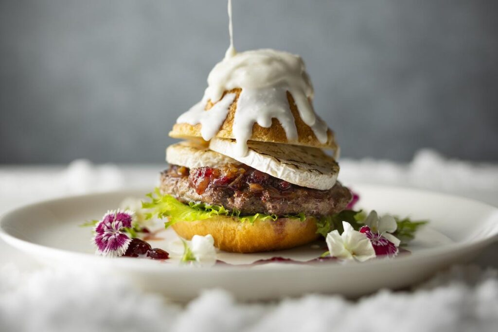 富士山経済新聞
山中湖のホテルで「リンゴンベリーの雪富士バーガー」販売　冬の富士山を表現