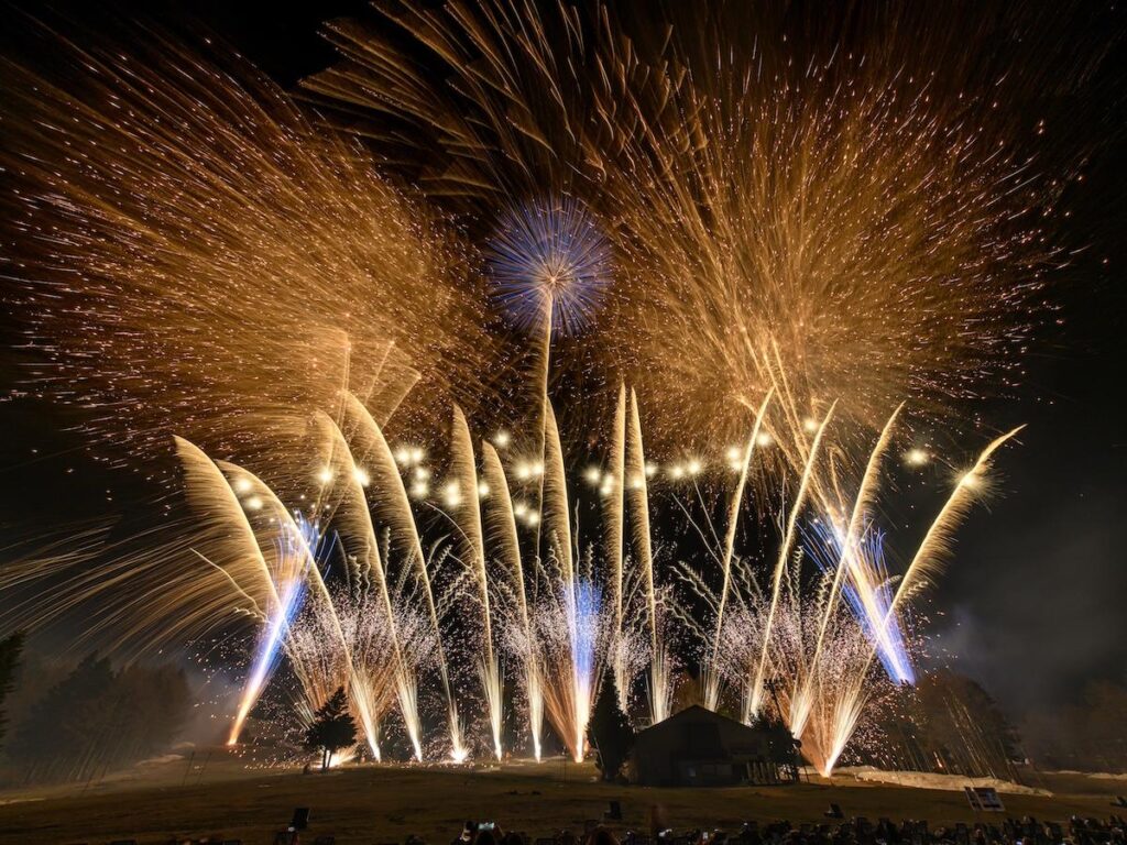 富士山経済新聞
ふじてんリゾートで「The 絶景花火」　富士山を背に花火打ち上げ