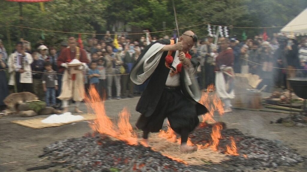 裸足で火の上を歩いて家内安全や無病息災祈る伝統の「火渡り修行」　甲州市・放光寺